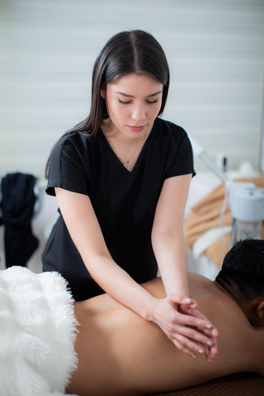 Terapeuta realizando masaje en Serena Spa